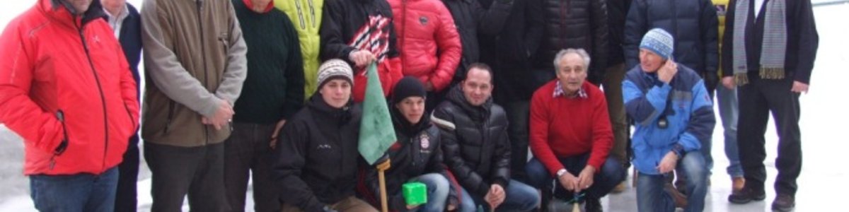 Fussballer gegen Stockschützen Fussballer gegen Stockschützen